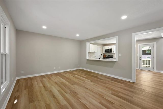 406 E 11th Street, Kearney, MO 64060