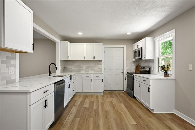 406 E 11th Street, Kearney, MO 64060