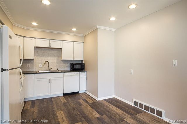 982 N Adams Road 6, Birmingham, MI 48009