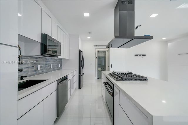2700 NE 135th Street 32, North Miami, FL 33181