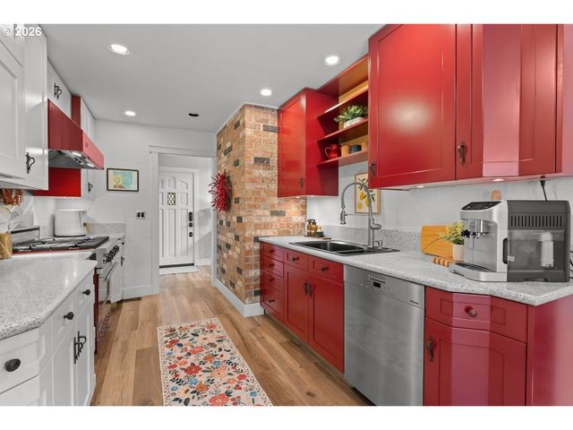17965 LAKE HAVEN Dr, Lake Oswego, OR 97035