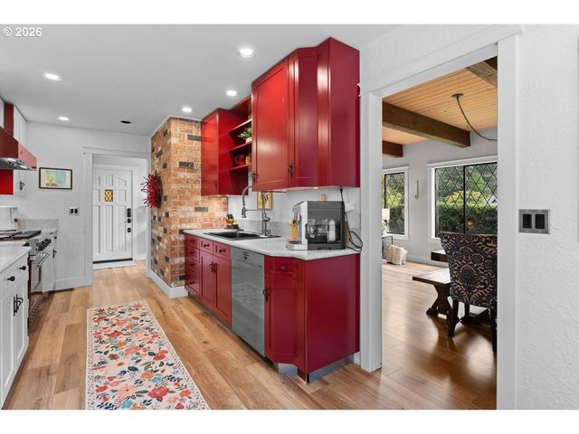 17965 LAKE HAVEN Dr, Lake Oswego, OR 97035