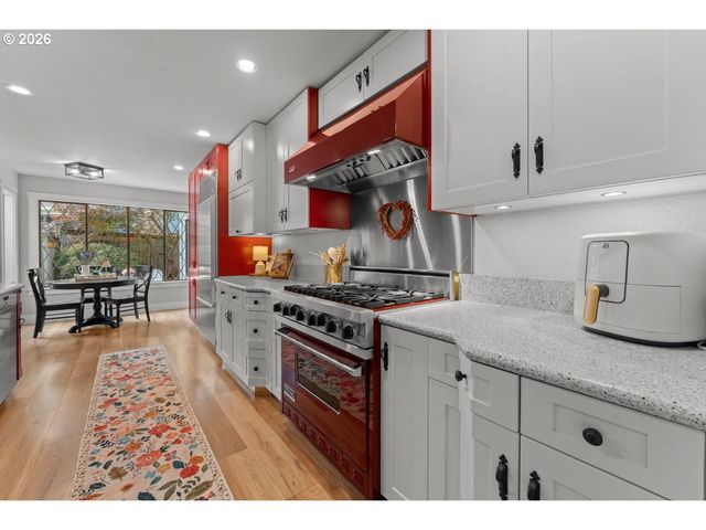 17965 LAKE HAVEN Dr, Lake Oswego, OR 97035