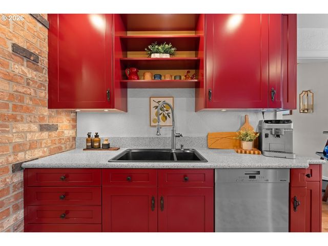 17965 LAKE HAVEN Dr, Lake Oswego, OR 97035