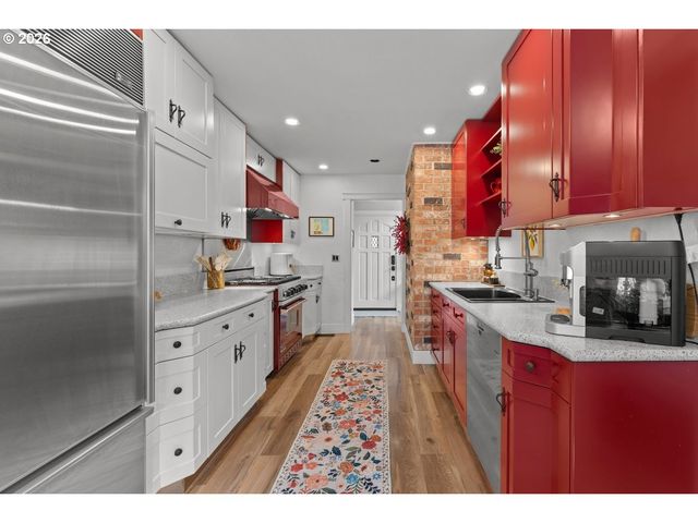 17965 LAKE HAVEN Dr, Lake Oswego, OR 97035