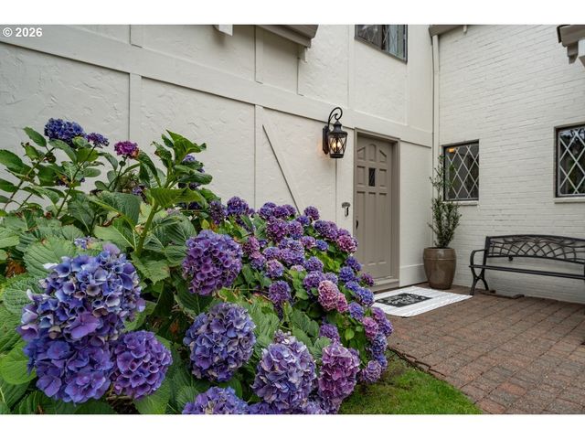 17965 LAKE HAVEN Dr, Lake Oswego, OR 97035