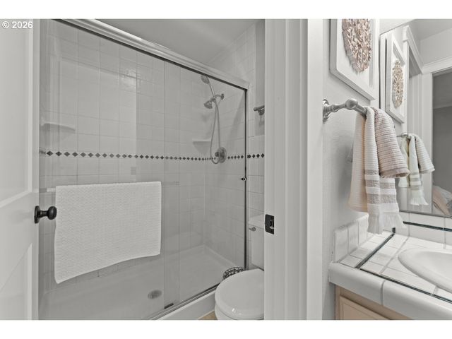 17965 LAKE HAVEN Dr, Lake Oswego, OR 97035