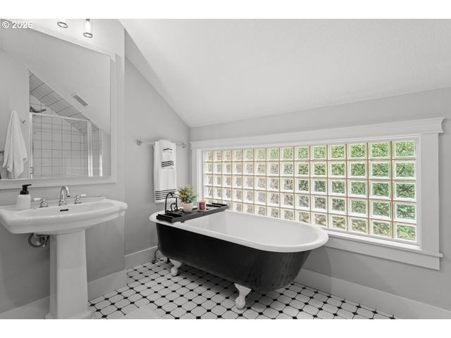 17965 LAKE HAVEN Dr, Lake Oswego, OR 97035