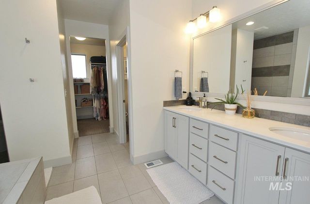 7595 S Wagons West Ave, Boise, ID 83716