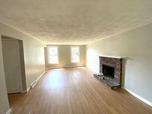 1 Brewster Dr, Needham, MA 02492