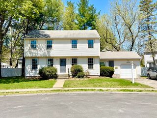 1 Brewster Dr, Needham, MA 02492