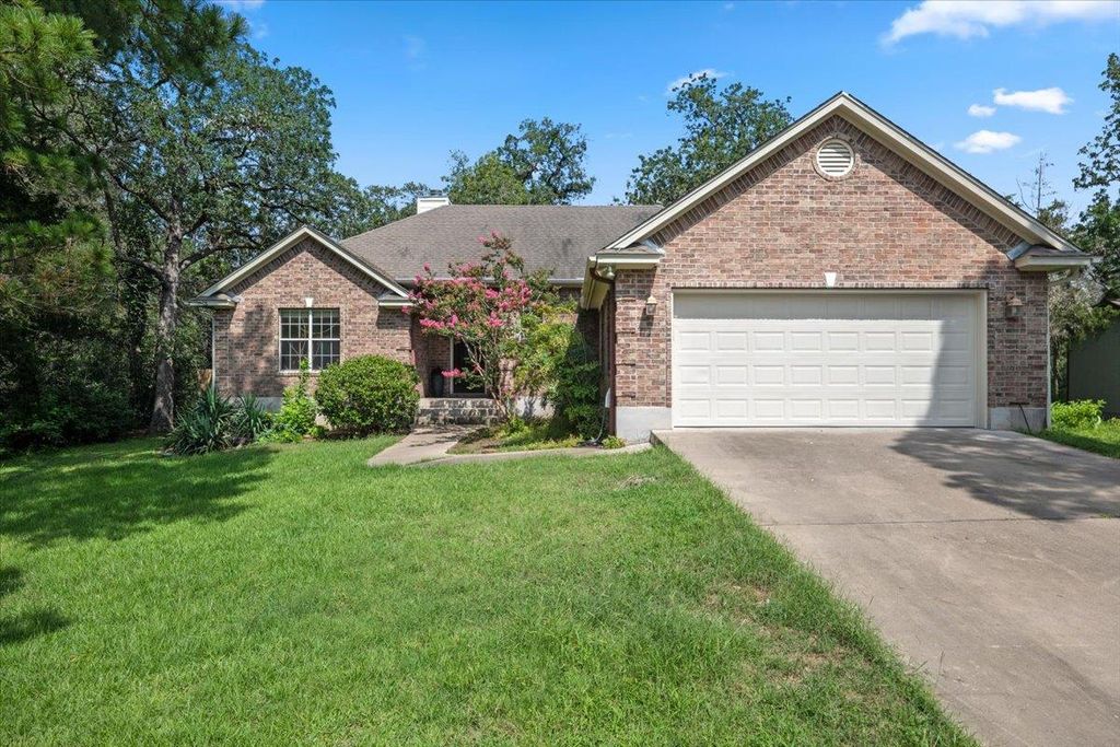 415 Tahitian DR, Bastrop, TX 78602