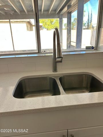 8001 N Firethorn Avenue, Tucson, AZ 85741