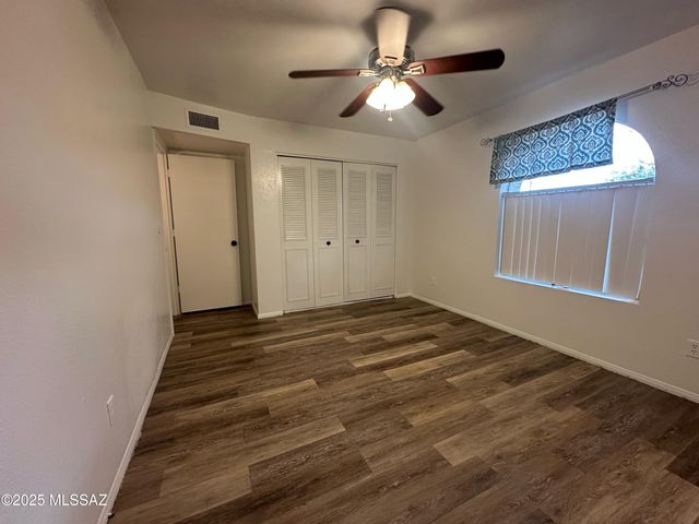 8001 N Firethorn Avenue, Tucson, AZ 85741