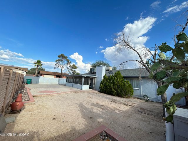 8001 N Firethorn Avenue, Tucson, AZ 85741