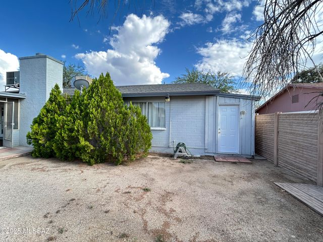 8001 N Firethorn Avenue, Tucson, AZ 85741