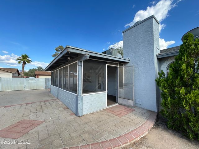 8001 N Firethorn Avenue, Tucson, AZ 85741