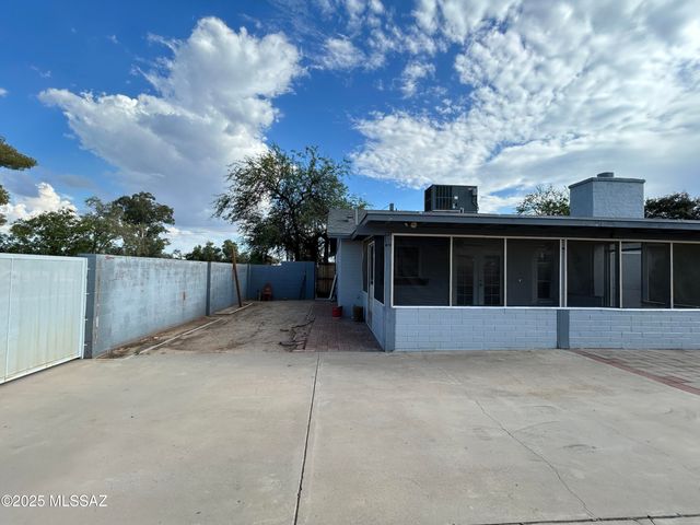 8001 N Firethorn Avenue, Tucson, AZ 85741