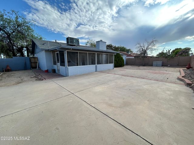 8001 N Firethorn Avenue, Tucson, AZ 85741