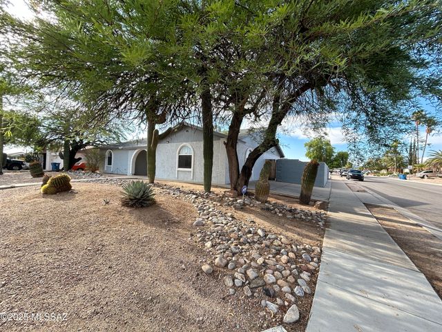 8001 N Firethorn Avenue, Tucson, AZ 85741