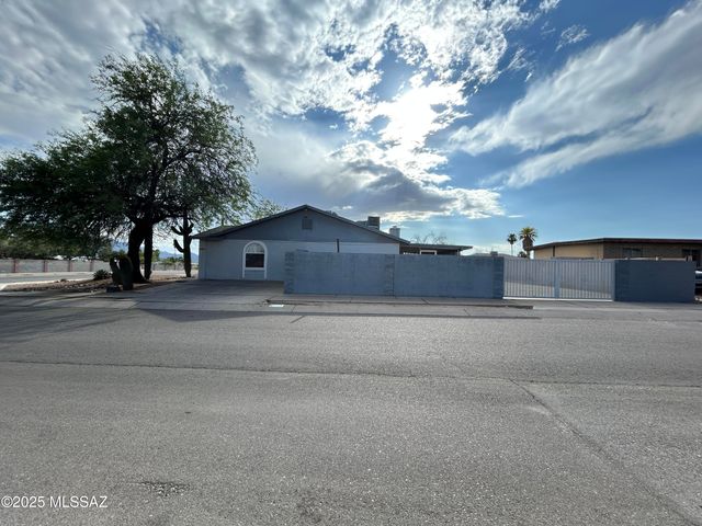 8001 N Firethorn Avenue, Tucson, AZ 85741