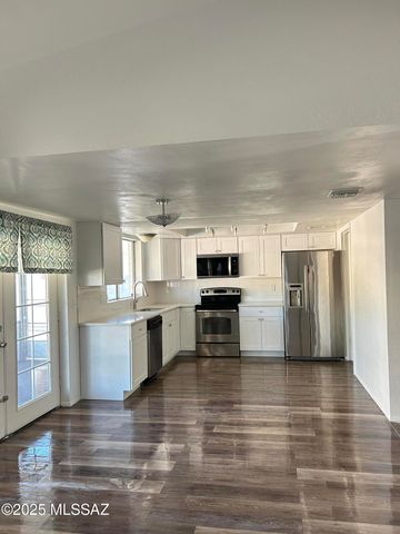 8001 N Firethorn Avenue, Tucson, AZ 85741