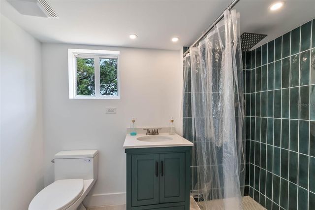 833 E 12TH AVENUE, New Smyrna Beach, FL 32169