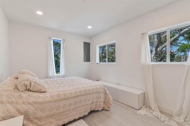 833 E 12TH AVENUE, New Smyrna Beach, FL 32169