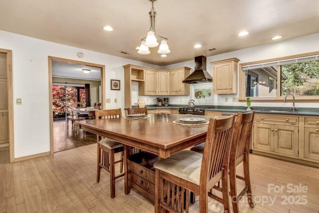 111 Hidden Pond Lane, Asheville, NC 28804