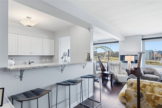 320 Fort Duquesne Blvd 4F, Downtown Pgh, PA 15222