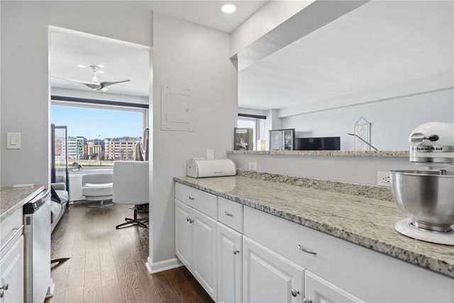 320 Fort Duquesne Blvd 4F, Downtown Pgh, PA 15222