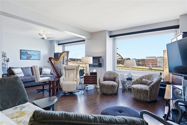 320 Fort Duquesne Blvd 4F, Downtown Pgh, PA 15222