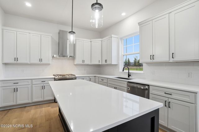 140 Barton Creek Drive, Perrysburg, OH 43551