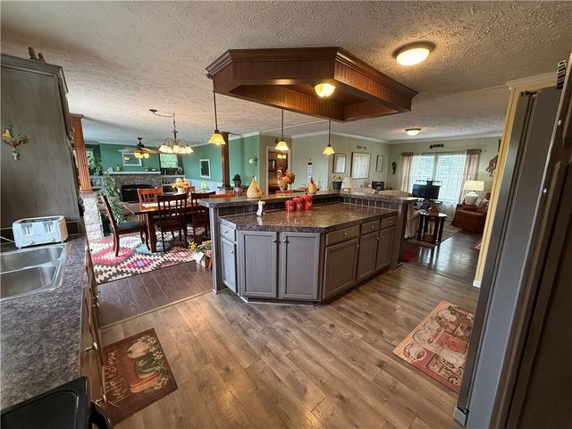 1 Suntop Lane, Holiday Island, AR 72631