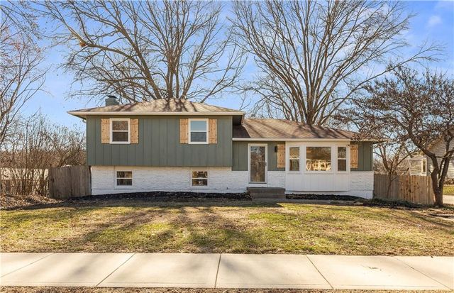 9211 W 76th Street, Overland Park, KS 66204