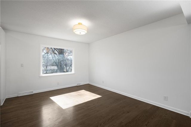 9211 W 76th Street, Overland Park, KS 66204