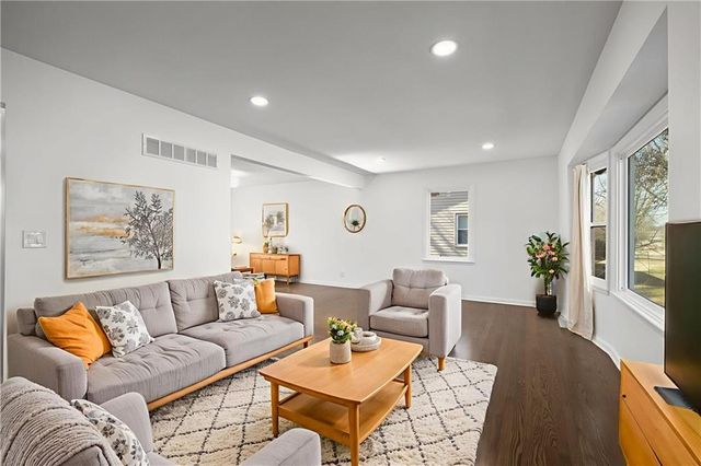 9211 W 76th Street, Overland Park, KS 66204