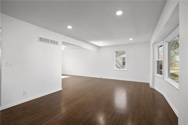 9211 W 76th Street, Overland Park, KS 66204