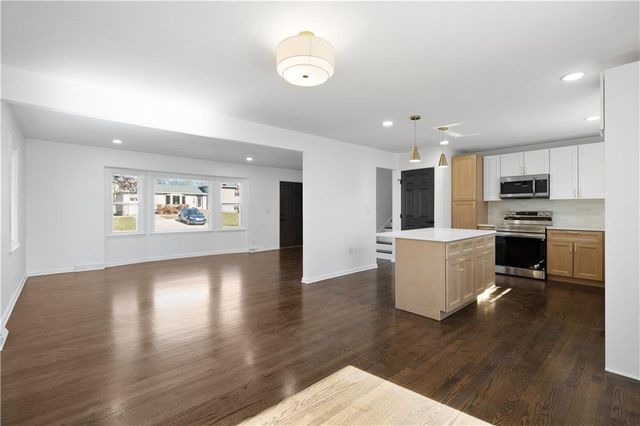 9211 W 76th Street, Overland Park, KS 66204