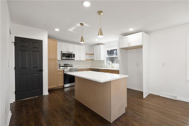 9211 W 76th Street, Overland Park, KS 66204