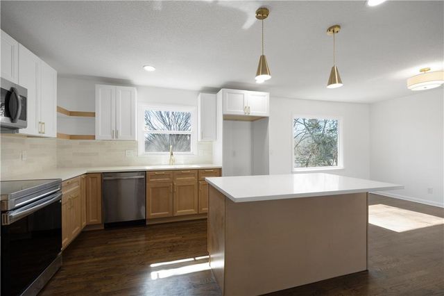 9211 W 76th Street, Overland Park, KS 66204