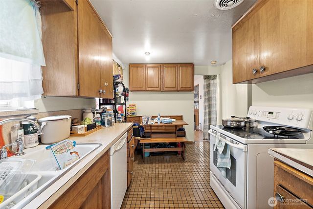 8829 20th Avenue SW, Seattle, WA 98106