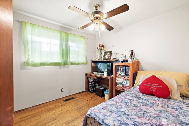 8829 20th Avenue SW, Seattle, WA 98106