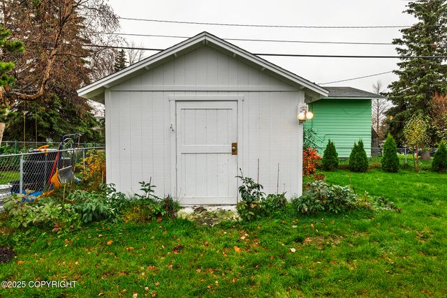 7220 E 20th Avenue, Anchorage, AK 99504