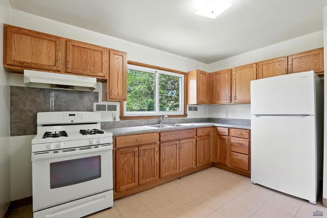 3209 LYNNWOOD AVE, Rapid City, SD 57701