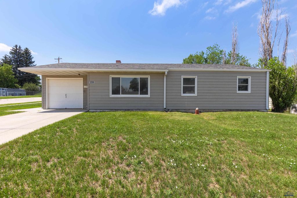 3209 LYNNWOOD AVE, Rapid City, SD 57701