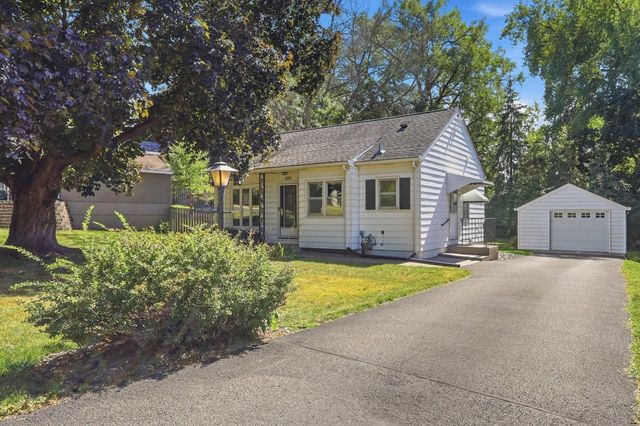 590 Valley Lane, Mendota Heights, MN 55118