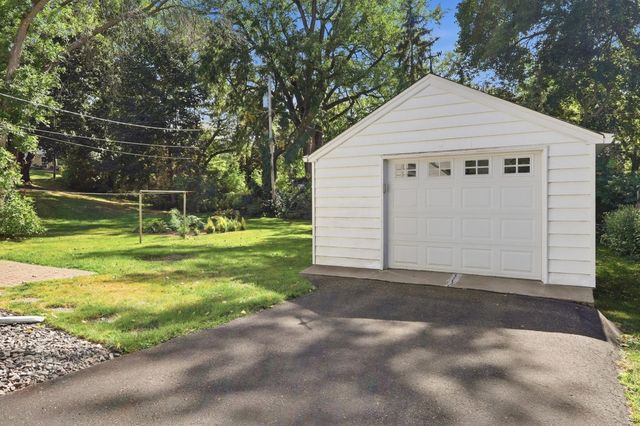 590 Valley Lane, Mendota Heights, MN 55118