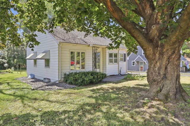 590 Valley Lane, Mendota Heights, MN 55118