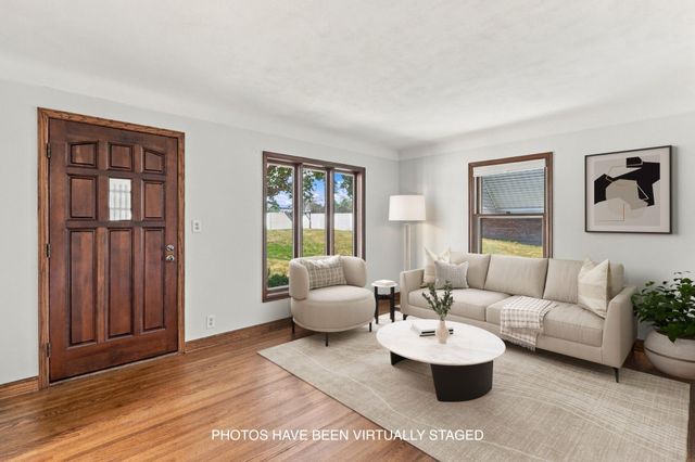 590 Valley Lane, Mendota Heights, MN 55118